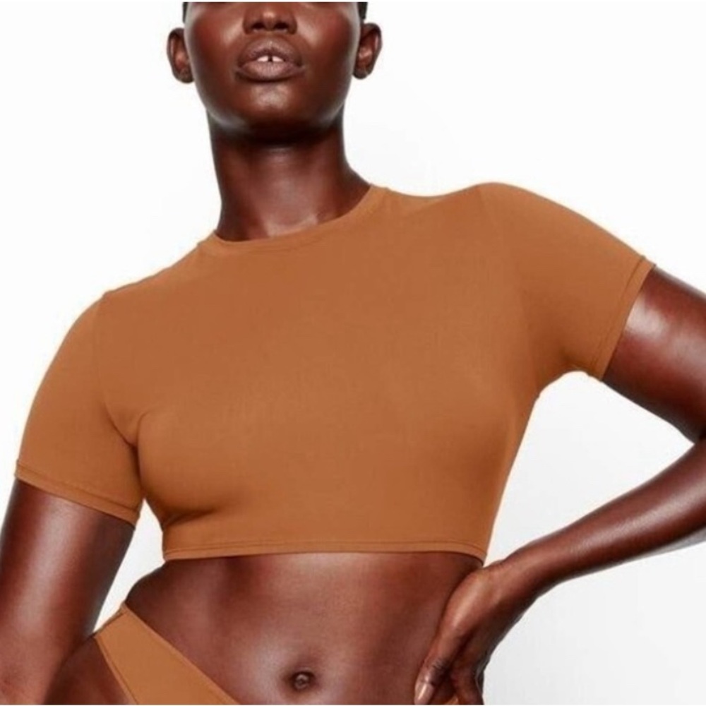 SKIMS Short Sleeve Crop Top in Caramel